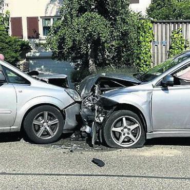 Auf die Gegenseite geraten - Beide Autos sind nicht mehr zu retten. Bild: pz