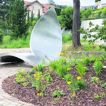 Auch mit neuer Umgebung kompatibel - Zeitlos schön, die Skulptur von Josef Staub. In Dietikon sind noch einige weitere Objekte des Künstlers zu finden. Bild: sab