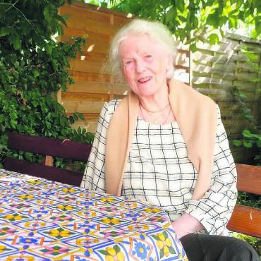 Zum 100. gibts Herdöpfelstock - Gerne in der Natur. Johanna Knecht geniesst die herbstlichen Sonnenstrahlen in ihrem Garten mitten in Bremgarten. Der 100. Geburtstag wird aber auswärts gefeiert. Bild: Marco Huwyler