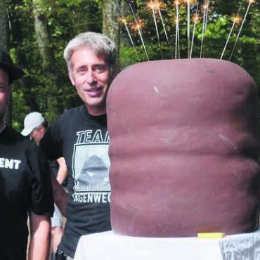 Sagen als Gewissen der Region - Das Sagenweg-Begleitteam mit dem ortstypischen Geburtstags-«Kuchen». Von links: Nadine Zanyi, Rafael Häfliger, Alex Schaufelbühl und Karin Renner. Bilder: tst