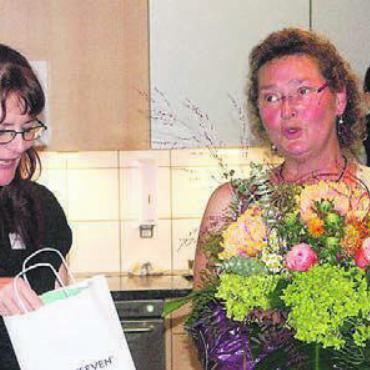 Auch im 40. Jahr erfolgreich - Caroline Markwalder (links) überreicht Heike Knemeyer einen Blumenstrauss und Gutscheine. Bild: vb