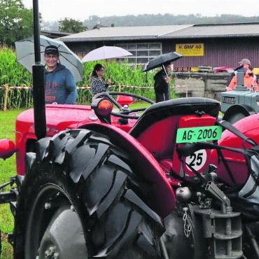 Traktoren, Bibeli und Geselligkeit - Trotz Regen fand das Hoffest in Zufikon guten Anklang. Bild: gum