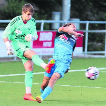 Sommerblues - FC-Muri-Goalie Maksym Parshykov wartet zu lange und riskiert ein Gegentor.