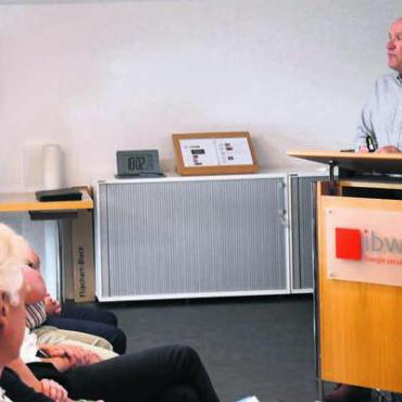 Mit dem Vorprojekt auf Kurs - VR-Präsident Norbert Ender (rechts) informierte die Delegierten. Bild: dm