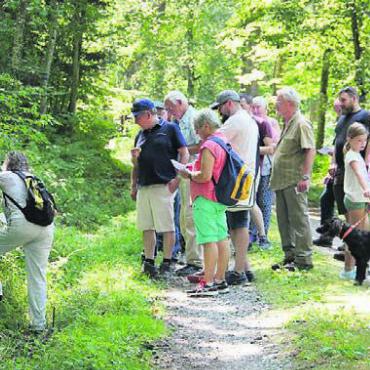 Waldbaden frei Haus - Das Mitmachen beim obligaten Wettbewerb ist für viele Ehrensache. Wobei das Erkennen der verschiedenen Bäume nicht immer ganz einfach ist.