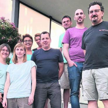 Nicht ohne Strassensperre - Das OK steht in den Startlöchern (von links): Katarina Maric, Helen Bäder, Ivana Biavaschi, Simone Savoia, Christian Schmidmeister, Marco Kamber, Oliver Oggenfuss, Dominique Tschudin. Bild: zg