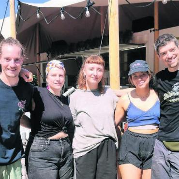 «Den FidM-Spirit nach Baden tragen» - Limmat statt Reuss: Die Verantwortlichen des «FidM» betreiben im Rahmen der Badenfahrt einen Stand am Fluss neben den Thermalbadquellen. Bild: Marco Huwyler