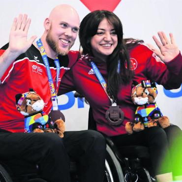 Den Veränderungen getrotzt - Strahlende Gesichter: Im August holte sich Lars Porrenga aus Oberlunkhofen mit Mixed-Partnerin Ebru Goksen die Bronzemedaille an der Para-Multisport-EM. Bild: zg