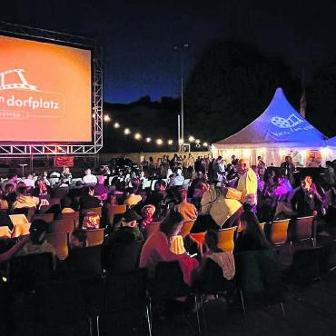 Zum Jubiläum ist vieles neu - Open-Air-Kino auf dem Dorfplatz in Rudolfstetten darf auf 25 Jahre zurückschauen. Das Organisationsteam freut sich das Jubiläumsjahr gemeinsam mit vielen Kinobesuchern zu erleben. Bild: Archiv