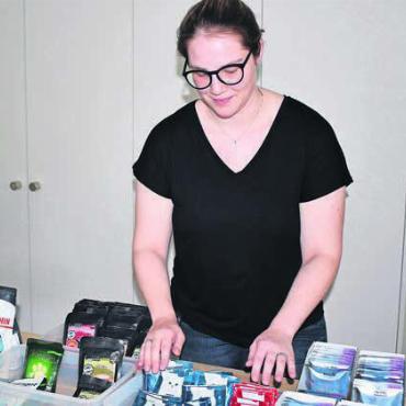 Entlastung der Haushaltskasse - Jessica Kroll leitet die Tierfutterabgabestelle in Widen. Bild:eob