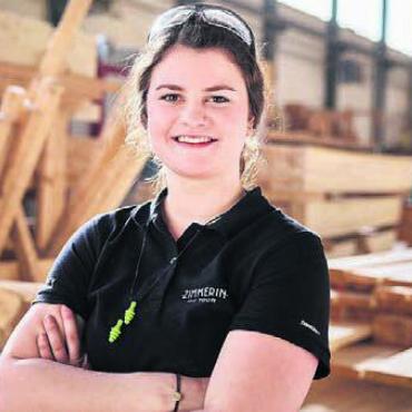 Den Jungen den Beruf näherbringen - Lara Zwiefelhofer ist einige Tage für die Schäfer Holzbautechnik im Einsatz. Bild: zg