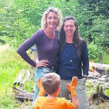 Staunend das Leben entdecken - Die beiden Leiterinnen der Waldspielgruppe «Rüsszwärgli» Bremgarten Myra Inauen (links) und Simona Kunt (rechts).