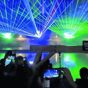 Innovationen und Traditionen - Bremgarten setzte dieses Jahr statt auf ein Feuerwerk auf eine Lasershow. Zu überzeugen vermochte diese nicht alle Schaulustigen. Bild: Marco Huwyler