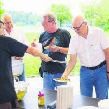 «Dranbleiben» lautet die Devise - Nach dem geschäftlichen Teil wurde bei Wurst und Pommes frites gefeiert. Bild: zg