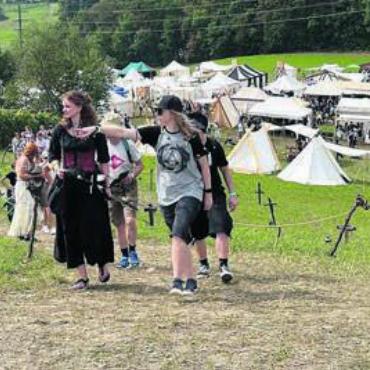 Lange vor unserer Zeit - Um zum Schlachtfeld zu kommen, mussten die Besucher von den Lagern am Friedhof vorbei zu den Hügeln.