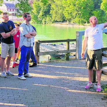 «Reusscup» nimmt Formen an - Die Vereinsmitglieder des Pontonierfahrvereins und des Wassersport-Clubs wurden von Mirco Wendel (rechts) über die Details der gemeinsamen Grossveranstaltung informiert. Bild: Marco Huwyler