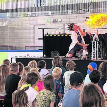 Nachmittag voller Experimente - Ein Höhepunkt der Jubiläumsfeier dieses Wochenende war die Show von Professor Bummbastic. Bild: wam