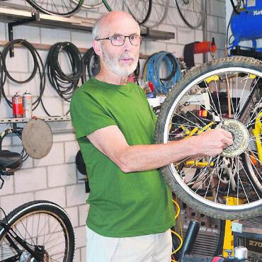Ein Dienst mit lauter Vorteilen - Walter Rüthemann macht alte und kaputte Velos wieder flott. Bild: sab
