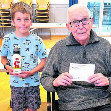 Bauer auf der Lauer - Der jüngste und der älteste Teilnehmer, beide vom Schach Club Freiamt: der 8-jährige Nico Enderli und der bald 97-jährige Daniel Pasotti.