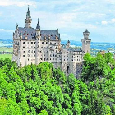 Schloss, Döschwo, Strohhut - Andy und Mary Abt aus Wohlen waren unterwegs in den Motorradferien und machten Halt beim «Märchenschloss Neuschwanstein», wie sie dazu schreiben.