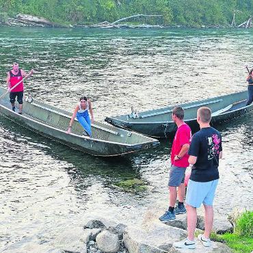«Die Elite von morgen» - Alle Jungbürger waren beim Boot-Parcours mit vollem Einsatz dabei. Bild: ssr
