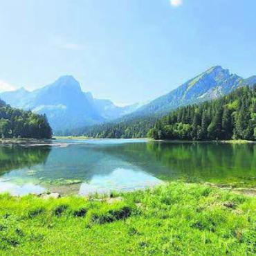 Herz und Seele erfreut - Ein Anblick, der bei der Turngruppe aus Zufikon für Badegelüste sorgte. Bild: zg