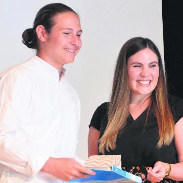 Emotionaler Abschied - Die Schüler standen gerne für ein Foto neben ihre Lehrerin. Bild: rwi