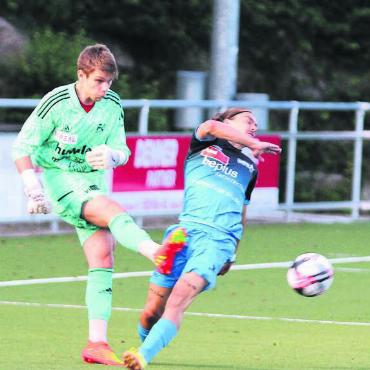 Im Schnitt drei Gegentore - In dieser Szene ging alles nochmals gut: FC-Muri-Goalie Maksym Parshykov musste in den ersten sechs Saisonspielen aber schon 18 Mal hinter sich greifen. Bild: spr