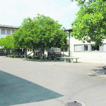 Vor wichtigen Entscheidungen - Wie weiter mit der Schulanlage Dorf? Am 26. September kann sich die Bevölkerung an einem Workshop einbringen. Bild: Archiv