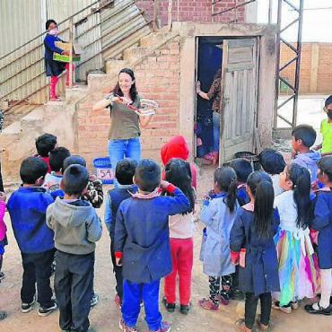 Zahnfee in Huancarani - Simone Widmer zeigt den Kindern in Bolivien, wie man richtig die Zähne putzt.