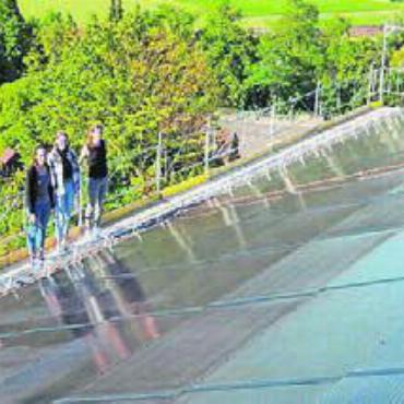In Betrieb genommen - Die neue Photovoltaikanlage glänzt in der Sonne. Bild: gk