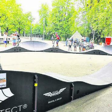 Ein Projekt für die Kleinen - Mit einer mobilen Pumptrack-Anlage auf dem Stadtschulhausplatz hat man in Bremgarten gute Erfahrungen gemacht. Bild: Archiv