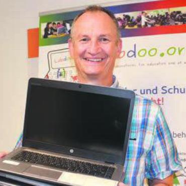 Neues Leben für alte Laptops - In Oberwil-Lieli bereitet Frank Geisler mit seinen Mitstreitern alte Laptops auf.