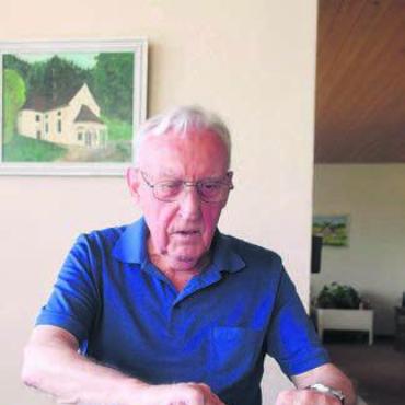 «Es war der richtige Weg» - Josef Brem, «Götti» von Islisberg, kämpfte für die Trennung und war erfolgreich. Am 14. September hiess das Kantonsparlament die Trennung mit 116:0 Stimmen gut. Brem hat die Zeitungsartikel aus der turbulenten Zeit noch bis heute aufbewahrt. Bild: sus