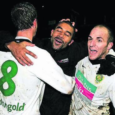 Freundschaft pausiert im Derby - Piu (Mitte) und Luca Ferricchio (rechts) bejubeln mit Teamkollege Marco Mangold den Sieg des SC Kriens in der 2. Cuprunde 2009/10 gegen Bellinzona. Auf dem Weg in den Halbfinal gegen Basel schalten sie noch Solothurn und Thun aus.