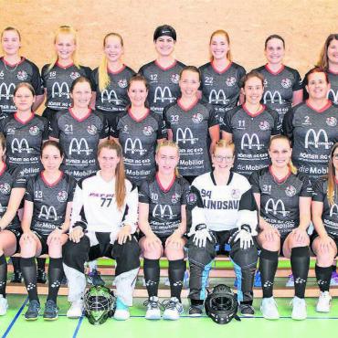 Besonderer Cup-Auftritt, hohe Ziele - Die Unihockeyanerinnen von Bremgarten, hinten von links: Anna Ankudinova, Rahel Kalt, Lea Kron, Tanja Schlenz, Nadja Woschina, Jacqueline Thalmann, Anja Scheiber, Nicholas Emch (Trainer). Mitte: Daniel Morf (Trainer), Deborah Wagner, Joëlle Sonnet, Gisela Schibli, Enya Schweizer, Ella Norgren, Stephanie Schaz, Fiona Bissig, Lars Zaugg (Trainer). Vorne: Deborah Binkert, Tanja Isler, Michelle Krähenbühl, Sandra Heldstab, Fiona Alfeld, Janina Senteler, Laura Casanova, Laura Zimmermann, Tanja Vogler. Bild: zg