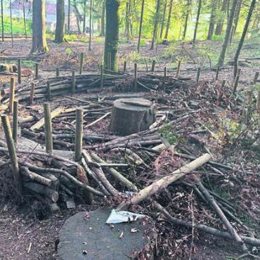 «Das ist nicht fair» - Das Waldsofa der Spielgruppe Zufikon fiel Vandalen zum Opfer. Bild: zg