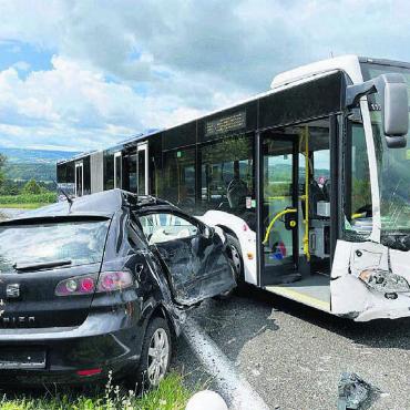Auto mit Linienbus zusammengestossen - Eine Automobilistin verlor die Herrschaft über ihren Wagen und prallte heftig gegen einen Linienbus. Bild: pz
