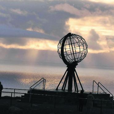 Sonne um Mitternacht - Das Nordkap in Norwegen um 0.15 Uhr (im Juni). Das Nordkap ist zwar nicht der nördlichste Punkt des europäischen Festlandes, wohl aber der spektakulärste. Seit Jahrhunderten zieht dieser Ort Entdecker, Reisende und Abenteurer an. Hansueli Brechbühler aus Waltenschwil schreibt zu diesem Bild: «Trotz Bewölkung ist die Mitternachtssonne zu sehen.» Schicken auch Sie Ihr besonderes Bild aus den Ferien 2023 an sommer@bbawa.ch. Bitte beachten: gute Auflösung und kurzer Beschrieb inklusive.