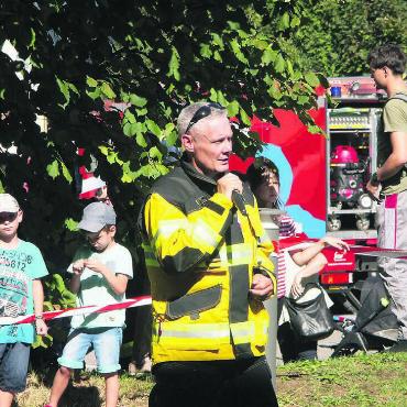 Gekonnter Einsatz in Extremsituation - Stabsoffizier Daniel Walser kommentierte die Übung. Bilder: Vincenz Brunner