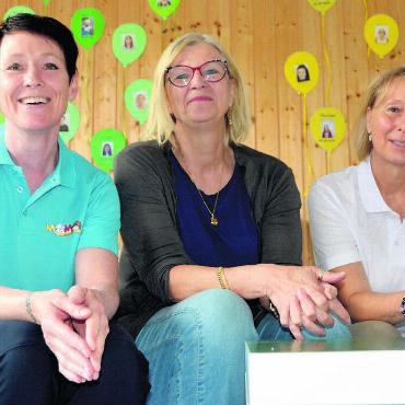 Kindswohl steht im Mittelpunkt - Gemeinsam mit Beatrice Hintermann, Präsidentin des Vereins Kinderbetreuung Mutschellen (Mitte), blicken die Co-Krippenleiterinnen Susi Pfyl (rechts) und Barbara Hard Egger auf die Anfänge und die Entwicklung der Kinderkrippe Momo zurück. Bild: Sabrina Salm