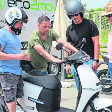 Der Wandel ist im Gang - Florian Graf (2. v. l.) von Eco2move erklärt interessierten Besuchern den E-Roller. Bilder: Sabrina Salm
