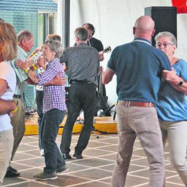 Premiere geglückt - In Künten konnte man am 1. August bereits am Morgen tanzen. Diese Gelegenheit nahmen zahlreiche Dorfbewohner gerne wahr. Bilder: Roger Wetli