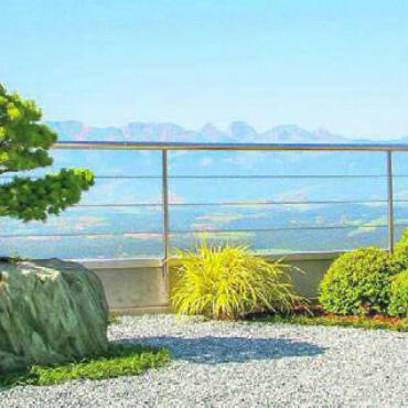 Skulpturen von zwei Künstlern - Nachher: Der japanische Garten passt sich perfekt der Umgebung an. Bilder: Monica Rast / Pius Notter