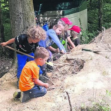 Staunend das Leben entdecken - Die Kinder der Waldspielgruppe «Rüsszwärgli» gehen im Bremgarter Wald gemeinsam auf Entdeckungsjagd. Bilder: aha
