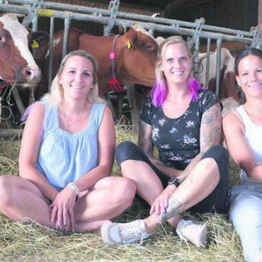Handeln statt jammern - Die Freundinnen (v. l.) Isabelle Kennel, Regina Kühni und Dominique Frei freuen sich auf den Grossanlass «Vo Buur zu Buur». Bild: Sabrina Salm