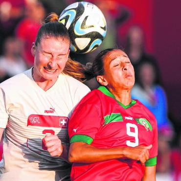«Das Grösste» - Innenverteidigerin Julia Stierli (links, hier im Testspiel gegen Marokko). Bild: freshfocus