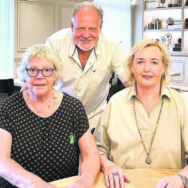 Gemütlicher Treffpunkt für alle - Als sich der Bauunternehmer Renato Rocchinotti bei Gaby Mariniello (links) und Beatrice Gauch meldete, war der Besitzerwechsel und die Weiterführung des Restaurants bald einmal beschlossene Sache. Bild: Walter Minder