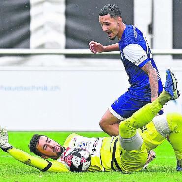 Ein «Booh» zu viel - Ein Traumtor und ein folgenschwerer Zwischenruf: Kevin Quintas (oben). Hier im Duell mit Solothurn-Goalie Tim Wagner. In dieser Szene gab es indirekten Freistoss, weil der Torhüter den Ball nach Rückpass an der Hand berührte. Bild: Alexander Wagner