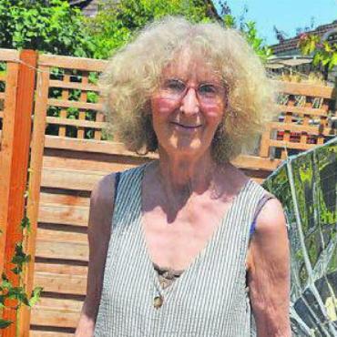 Mit der Sonne kochen - Regula Waldispühl kocht während der warmen Jahreszeit mit Sonnenstrahlen. Bild: rwi